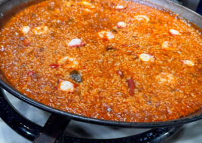 Tapes al Mercat Paella Calamar